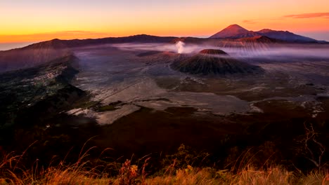 Der-Vulkan-Bromo-Sunrise-Wahrzeichen-Natur-Reise-Platz-von-Indonesien-4K-Zeitraffer