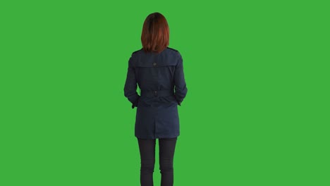 Junge-asiatische-Frauen-stehen-isoliert-gegen-Green-Screen-Hintergrund.-Porträt-des-chinesischen-weibliche-Person.