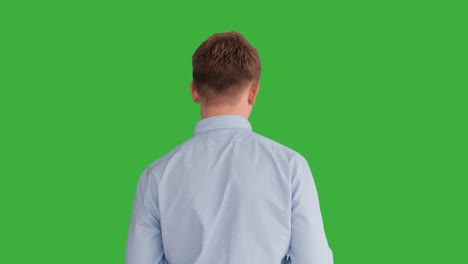 Kaukasischen-Jüngling-vor-Greenscreen-Hintergrund-stehend.-Männliche-Person-isoliert-auf-Chroma-Key.-Casual-Business-professionelle-Portrait