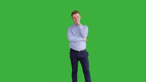 Kaukasischen-Jüngling-vor-Greenscreen-Hintergrund-stehend.-Männliche-Person-isoliert-auf-Chroma-Key.-Casual-Business-professionelle-Portrait