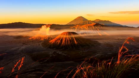 El-Volcán-Bromo-Sunrise-hito-naturaleza-viaje-lugar-de-Indonesia-4K-Time-Lapse