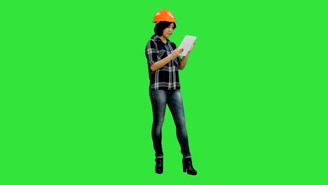 Mujer-Ingeniero-asiático-utilizando-tablet-a-una-pantalla-verde-Chroma-Key