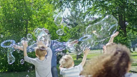 Artista-intérprete-o-ejecutante-soplar-burbujas-para-niños-juguetones-en-el-Parque