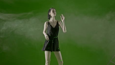 Attraktives-Mädchen,-Mode-Modell-trendy-und-sinnlichen-Tanz-in-einem-green-screen