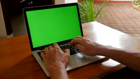 Mit-Green-Screen-verwenden-Mann-Laptop-zu-Hause.-Freelancer-arbeitet-zu-Hause.