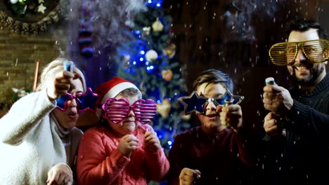 Familia-feliz-celebración-de-Navidad