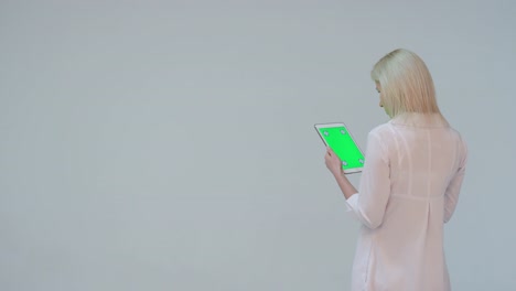 Doctor-pressing-the-green-screen-of-a-tablet-computer