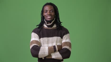 Hombre-guapo-joven-con-rastas-sobre-fondo-verde