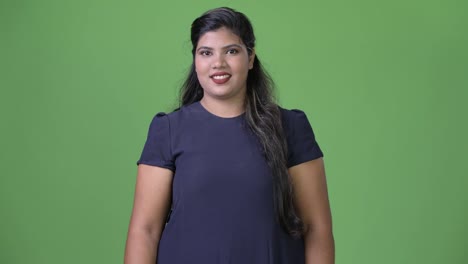 Joven-empresaria-India-hermosa-sobrepeso-sobre-fondo-verde