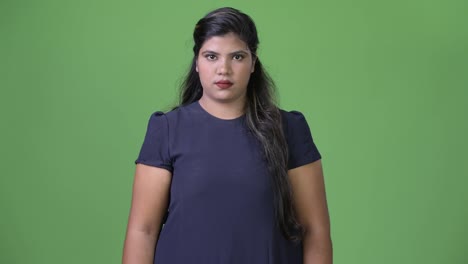 Joven-empresaria-India-hermosa-sobrepeso-sobre-fondo-verde