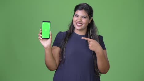 Joven-empresaria-India-hermosa-sobrepeso-sobre-fondo-verde