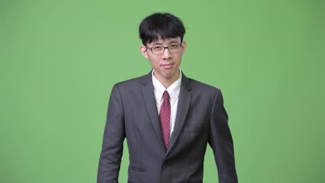 Junge-asiatische-Geschäftsmann-mit-Stop-Geste