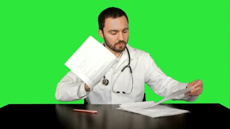 Médico,-la-atención-médica-y-la-medicina,-los-problemas-con-los-documentos-en-una-pantalla-verde,-Croma-Key