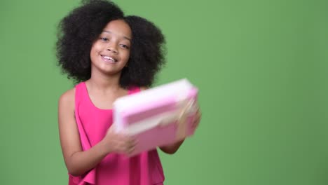 Junge-süße-Afrikanische-Mädchen-mit-Afro-Haar-halten-Geschenk-box