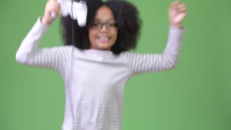 Junge-süße-Afrikanische-Mädchen-mit-Afro-Haar-spielen