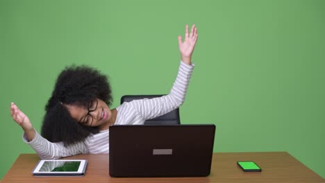 Junge-süße-Afrikanische-Mädchen-mit-Afro-Haar-mit-laptop