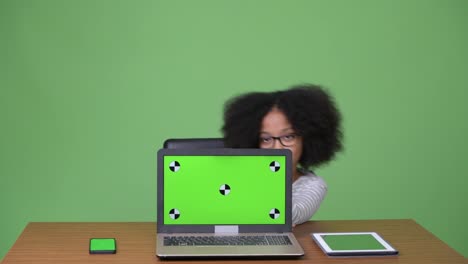 Junge-süße-Afrikanische-Mädchen-mit-Afro-Haar-zeigt-laptop