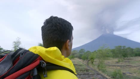 Erupción-de-volcán-viendo-excursionista