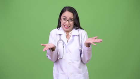 Médico-joven-hermosa-mujer-asiática-encogiéndose-de-hombros