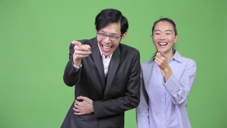Junge-asiatische-Geschäft-Paar-gemeinsam-lachen