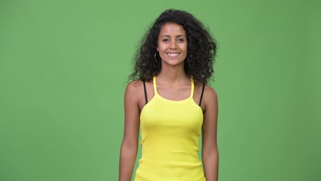 Joven-hermosa-mujer-hispana-girando-y-sonriendo