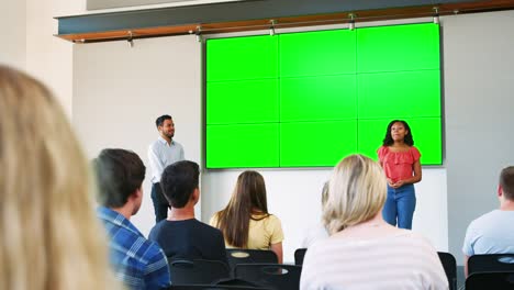 Vortrag-zur-High-School-Klasse-vor-Bildschirm-Studentin