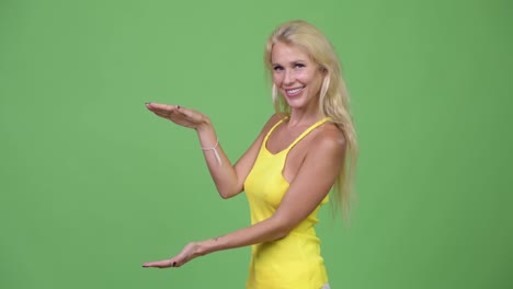 Junge-glücklich-schöne-blonde-Frau-schnappen-von-Fingern-und-zeigen-etwas