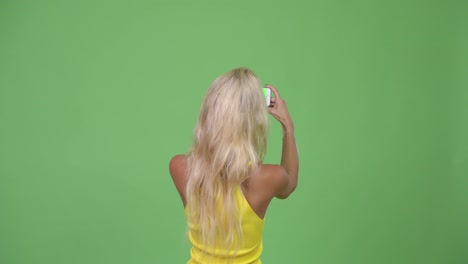 Junge-schöne-blonde-Frau,-die-das-Fotografieren-mit-Telefon