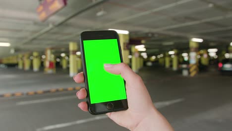 Eine-Hand-hält-eine-Telefon-mit-einem-Green-Screen