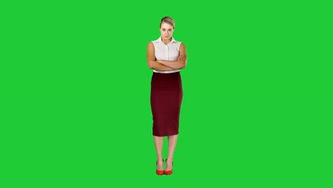 Junge-Frau-trägt-formelle-Kleidung-vor-der-Kamera-halten-Arme-gefaltet-auf-einem-Green-Screen,-Chroma-Key-suchen