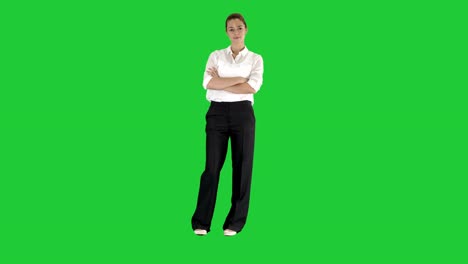 Attraktive-Geschäftsfrau-mit-verschränkten-Armen-stand-lächelnd-und-Blick-in-die-Kamera-auf-einem-Green-Screen,-Chroma-Key