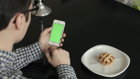 Using-Phone-Vertical-with-Green-Screen-In-Home