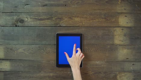 Zoom-Out-Hand-Digital-Tablet-with-Blue-Screen