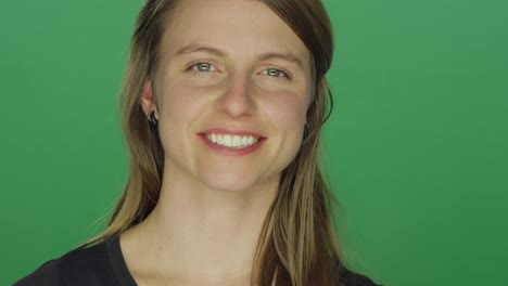 Sonrisas-de-mujer-joven-después-de-llorar,-sobre-un-fondo-de-estudio-de-pantalla-verde