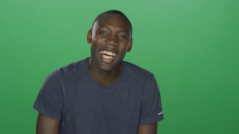 Hombre-joven-afroamericana-bailando-y-haciendo-muecas,-sobre-un-fondo-de-estudio-de-pantalla-verde