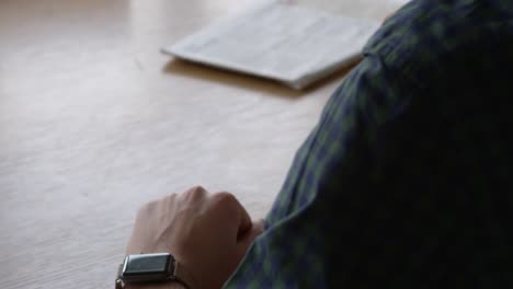 Hombre-usando-SmartWatch-con-pantalla-verde-y-comer-comida