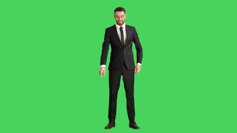 Long-Shot-von-einem-schönen-Lächeln-Geschäftsmann-machen-Finger-Waffen-/-Geste-zu-präsentieren.-Hintergrund-ist-Green-Screen.