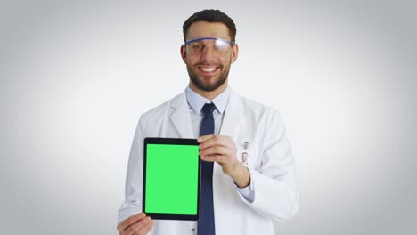 Tiro-medio-de-un-científico-sonriente-presentando-a-nosotros-Tablet-PC-con-pantalla-verde-de-Mock-up-aislada.-Disparo-con-fondo-blanco.