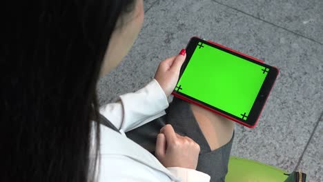 Tablet-Ipad-Green-Screen-Monitor-Asiatische-Geschäftsfrau-Geschäftsfrau-arbeiten