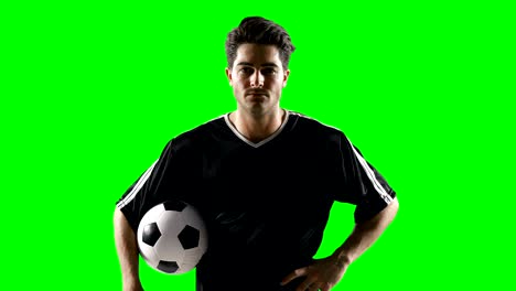 Mit-einem-Fußball-gegen-green-Screen-Football-Spieler