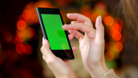 Mujer-con-smartphone-con-pantalla-verde