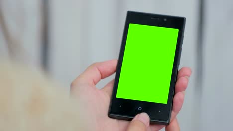 Frau-mit-green-Screen-Smartphone-betrachten