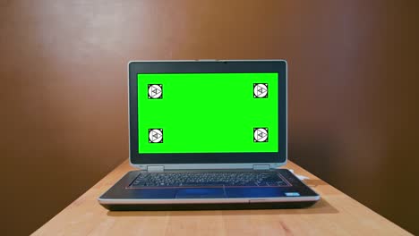 Schwenken-Sie-die-Kamera-an-den-Laptop-mit-Greenscreen