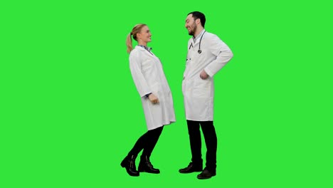 Junge-Medizinstudenten-geben-sich-je-fünf-nach-der-Prüfung-auf-einem-Green-Screen,-Chroma-Key