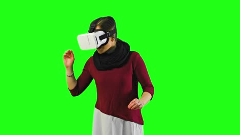 Drehen-ihren-Kopf-mit-einem-VR-Kopfhörer-auf-Frau