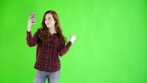 Kaukasische-Frau-Studio-Greenscreen-isoliert-sexy-20er-Jahre-4-k-lässige-Röhrenjeans