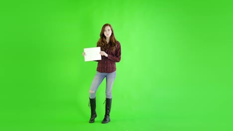 Kaukasische-Frau-Studio-Greenscreen-isoliert-sexy-20er-Jahre-4-k-lässige-Röhrenjeans