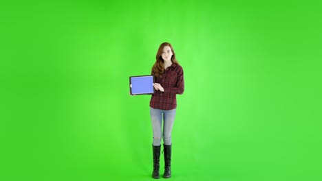 Kaukasische-Frau-Studio-Greenscreen-isoliert-sexy-20er-Jahre-4-k-lässige-Röhrenjeans