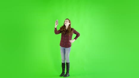 Kaukasische-Frau-Studio-Greenscreen-isoliert-sexy-20er-Jahre-4-k-lässige-Röhrenjeans