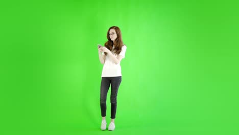 Kaukasische-Frau-Studio-Greenscreen-isoliert-sexy-20er-Jahre-4-k-lässige-Röhrenjeans